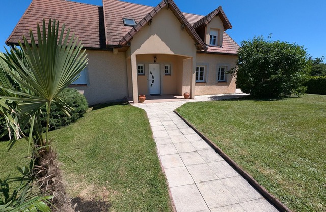 Spacious cottage in Fretigney with garden and billiard, ideal for 8 people