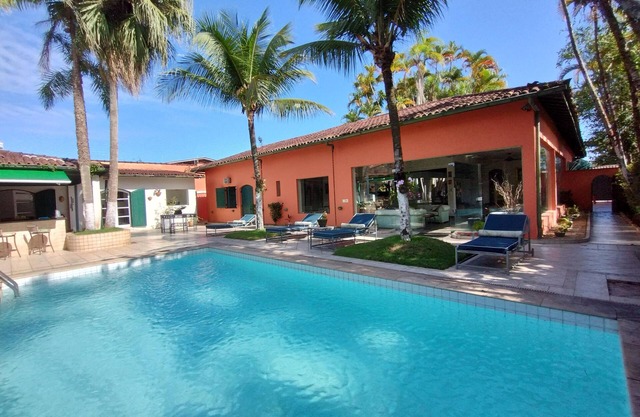 Spacious 5-bedroom house in charming Jardim Virginia Guarujá with WiFi, AC