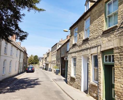 Spacious 1-bed apartment with super king or twin in central Charlbury, Cotswolds