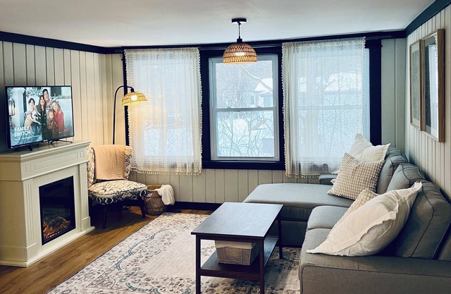 Spacious 1-bedroom apartment in Minnetonka. Private Oasis next to regional trail