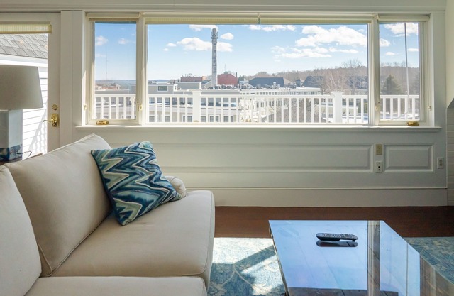 Spacious 1 bedroom apartment in town with a water view!