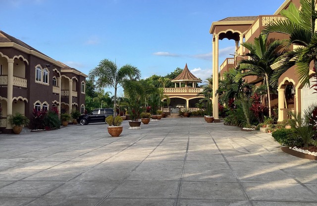 Spacious 1 Bedroom Apartment with En-Suite, Open Kitchen and Living Room