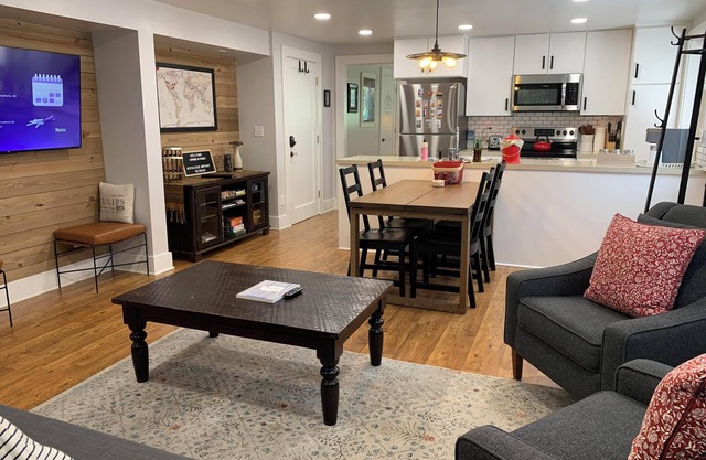 Spacious 1-bedroom vacation unit just 4 minutes to University of Washington