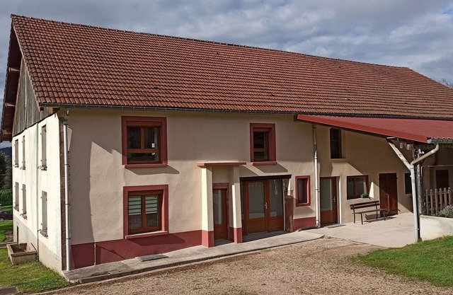 Spacious 10-Person House with Full Amenities, Near Top Attractions in French Countryside