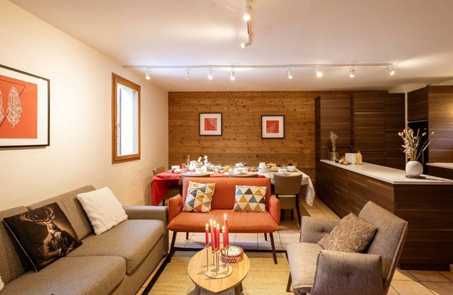 Spacious 12-Person Chalet with Sauna, Jacuzzi & Ski Access - Pet Friendly