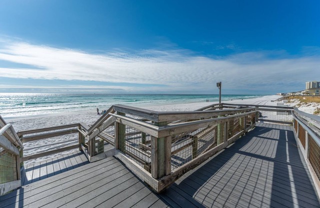 Spacious 2 Bdrm Lakefront Townhome at Shoreline Towers