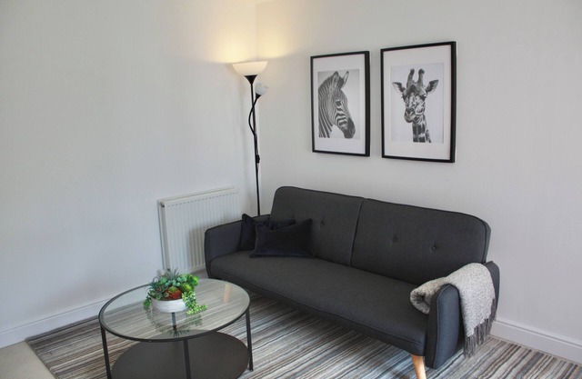 Spacious 2 Bed 2 Bath Apartment - Gatwick 10 min away!