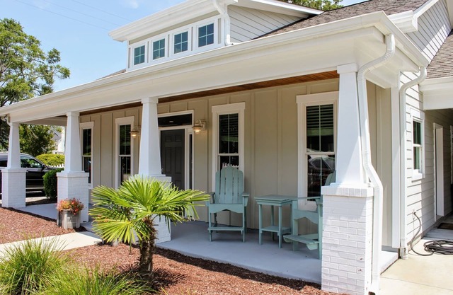 spacious 2 bedroom plus pull out Sofa bed, 2 bath home, no stairs, sleeps 6