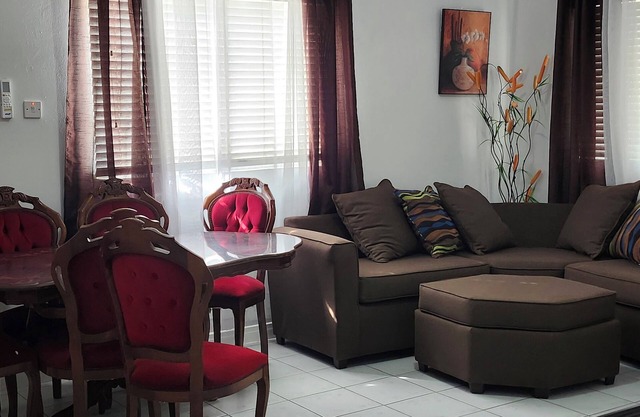 Spacious 2 bedroom, 1 bathroom detached house - 15 minutes from beach!