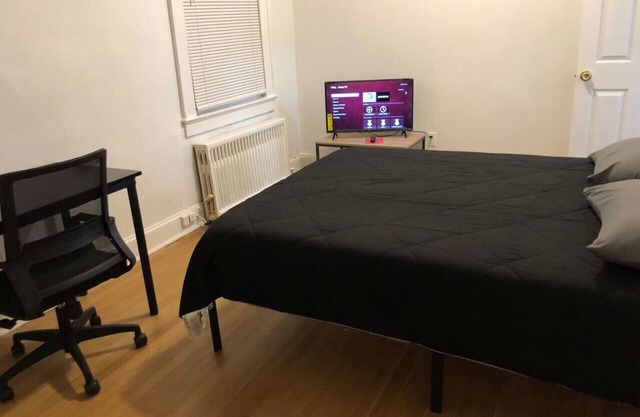 Spacious 2 bedroom apartment with 1 bathroom and private street entrance