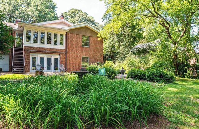 Spacious 2-bedroom apartment in historic Hickory neighborhood