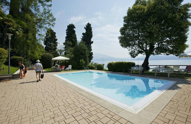 Spacious 2 bedroom apartment with 2 balconies, pool and lake access