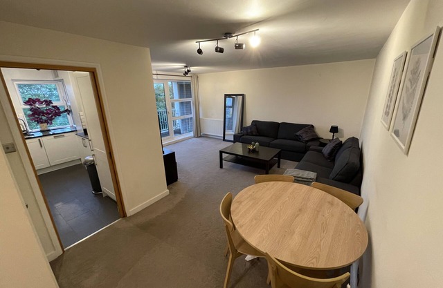 Spacious 2-Bedroom Flat Near Surbiton Station