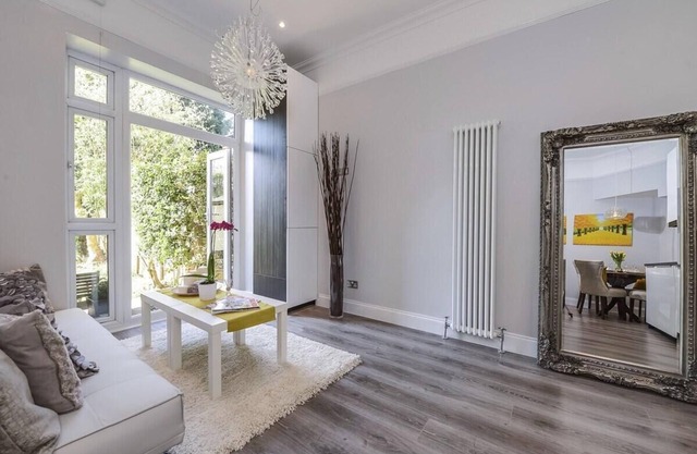 Spacious 2-Bedroom Flat with 3 Beds in Ealing, W5