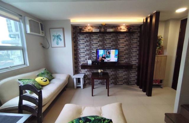 Spacious 2 Bedroom Loft Unit near the Mall
