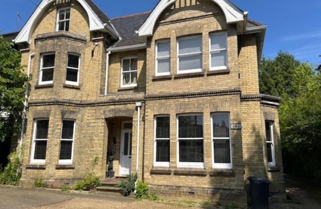 Spacious 2 Bedroom Serviced Apartment in Reigate, Surrey