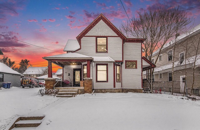 Spacious-2-BR Duplex w/Modern Kitchen and Cozy Outdoor Spaces-Grand Rapids Gem
