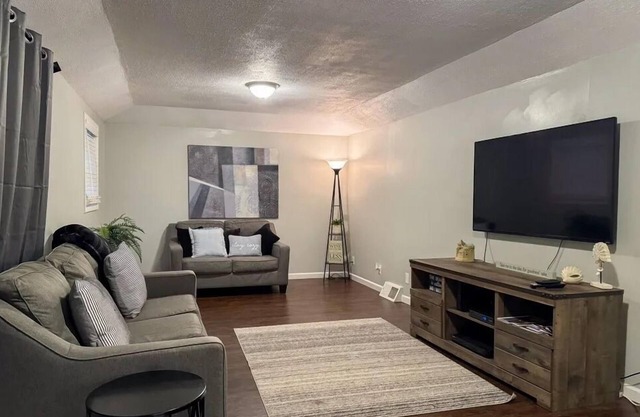 Spacious (2bdr) on a Private 1 acre Lot by Lake, Sleeps 8-Walk to Strip & Golf