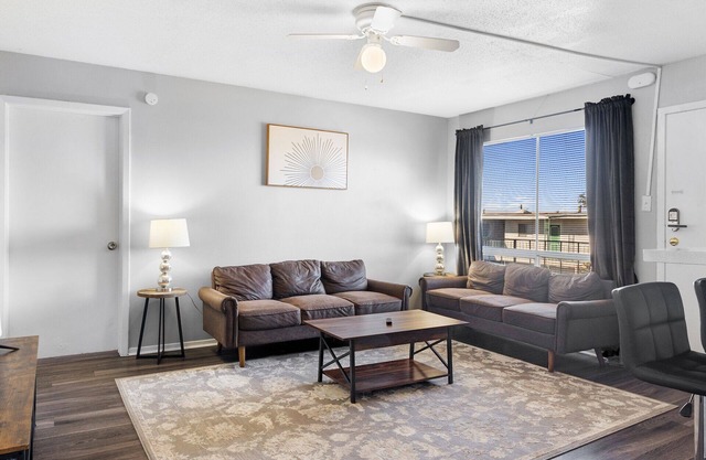 Spacious 2BR/2BA in Hydepark 2837