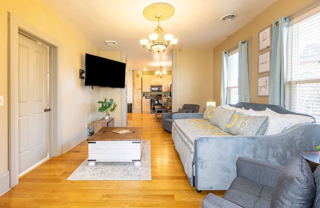 Spacious 2br/2ba sleeps 10* near Festivals, Breweries & Lakefront