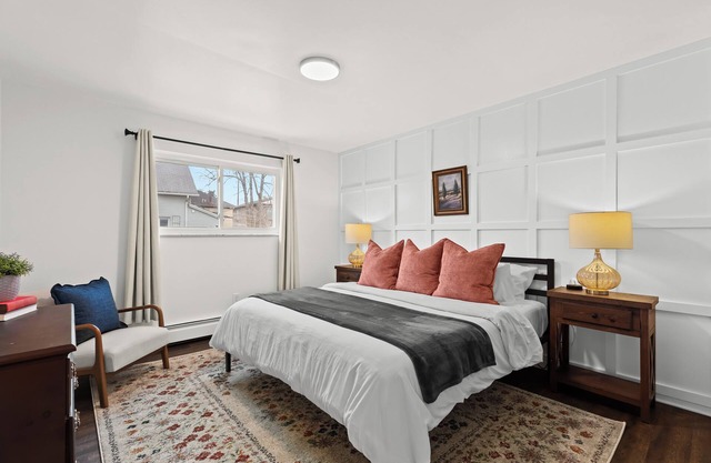 Spacious 2BR Flat | King Bed | Downtown Mt.Clemens
