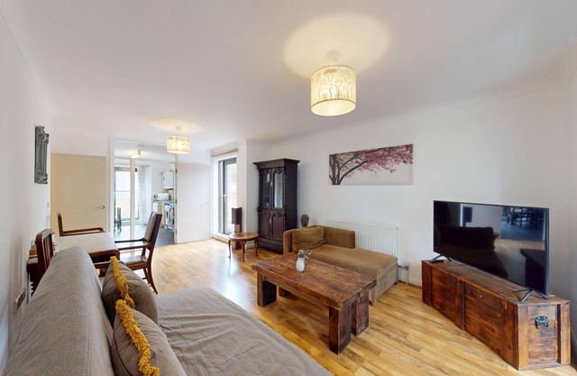 Spacious 2BR London Flat Near Deptford Park and Surrey Quays Tube Station