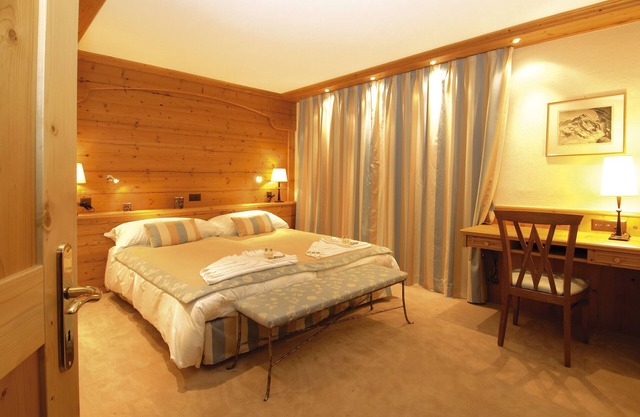 Spacious 2nd floor apartment situated in village centre, sleeps 6.