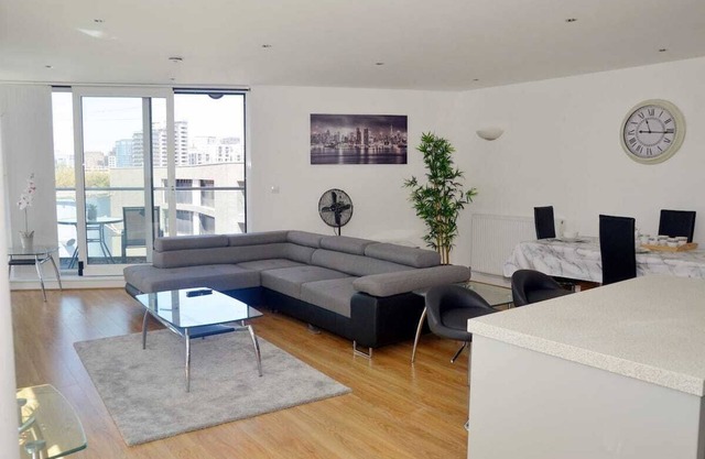 Spacious 3 -Bed Apt close to City Airport & 3 mins walk to ExCel Centrenn