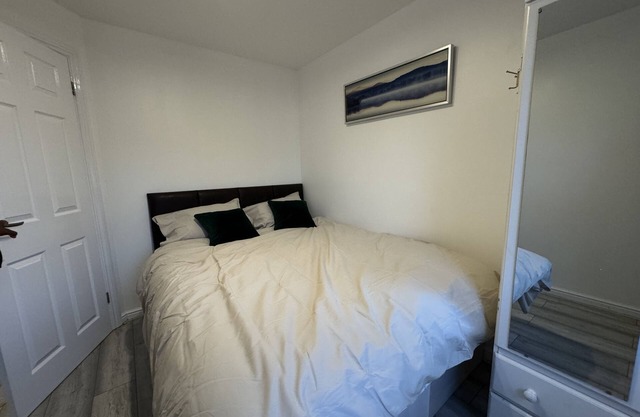 Spacious 3 bed, driveway, 5 minutes from Excel Centre & Custom House station