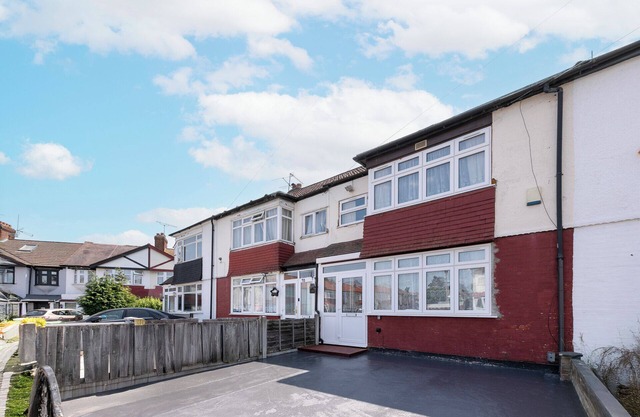 Spacious 3-Bed (Sleeps 7) Home with Garden