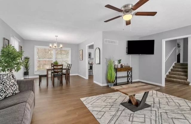 Spacious 3 Bed Home near Downtown & Airport (Family friendly!)