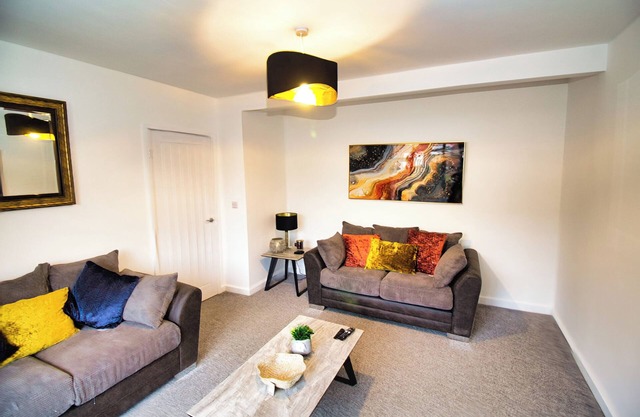 Spacious 3 Bed House - Newly Refurbished