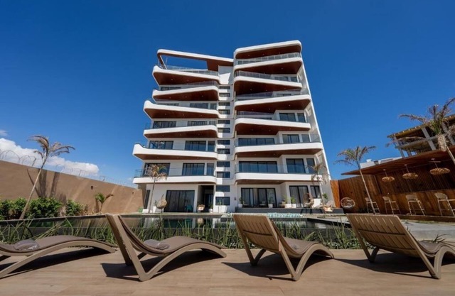 Spacious 3-bedroom, 3 Bathroom with Jacuzzi, pool, gym, and ocean view