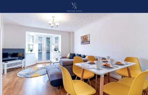 Spacious, 3 Bedroom, 3 Bath - Contractor house - Private Parking - Sleeps 7