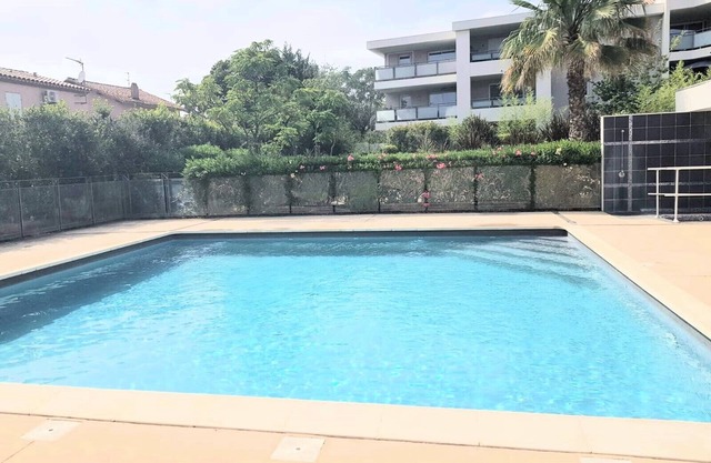 Spacious 3-bedroom apartment with garden and pool - sleeps 7