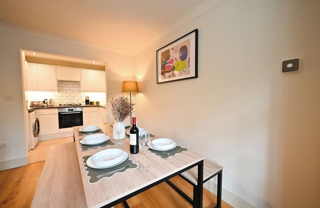 Spacious 3-bedroom apartment in charming Redhill with WiFi