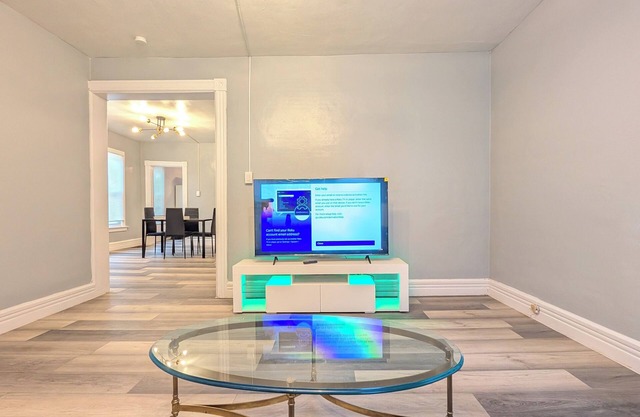Spacious 3-bedroom apartment with WiFi, AC in enchanting Utica