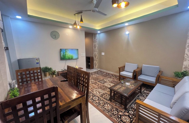 Spacious 3-bedroom apartment in enchanting DL with WiFi, AC