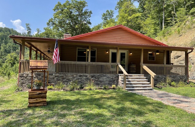 Spacious 3 bedroom cabin with hot tub