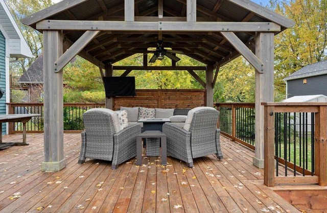Spacious 3 bedroom cottage, sleeps 10, 4 mins to beach, 6 person sauna