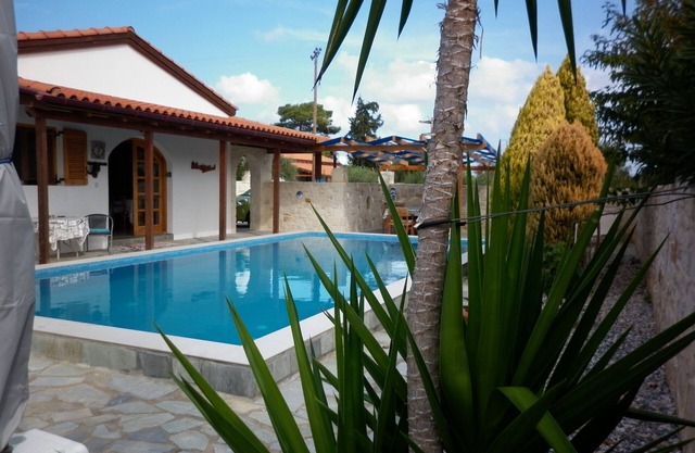 Spacious 3 bedroom Villa with private pool, patio and roof terrace.