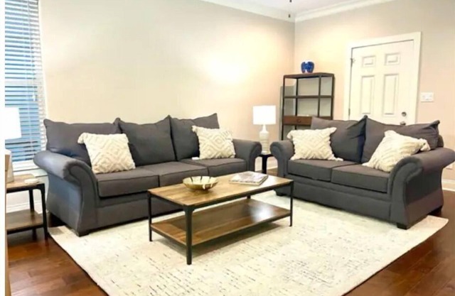 Spacious 3 BR Downtown Townhouse near Lake & Casinos