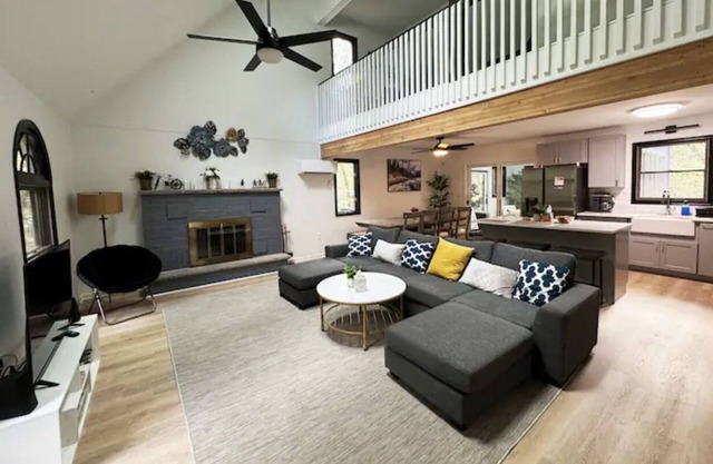 Spacious 3 floor/5 bedrooms House, near Big Bass Lake. Pet-friendly