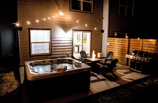 Spacious 3BD 2.5BA Retreat with Hot Tub & Fire Pit