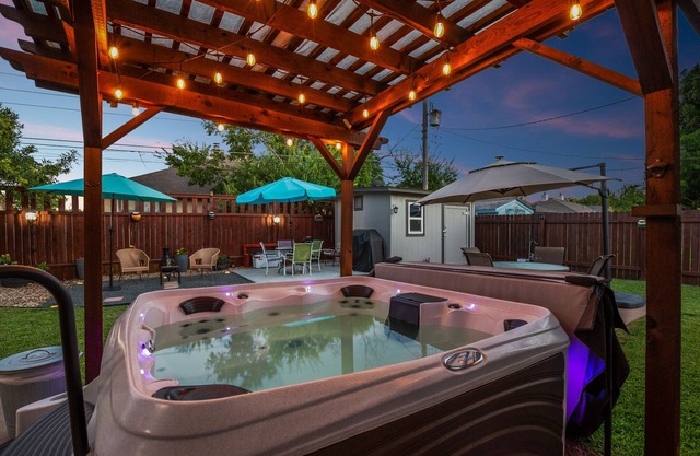 Spacious 3bdrm w/hot tub 20 mins from DT Austin