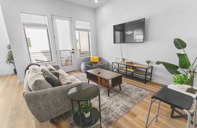 Spacious 3BR+Balcony | Sleeps 10 | Near TMC & DT