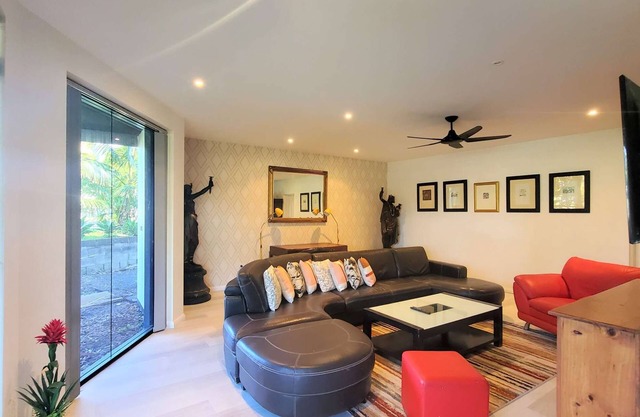 Spacious 3BR ground floor holiday home close to beach