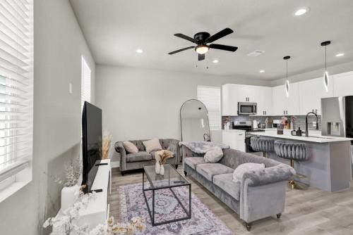 Spacious 3BR Home w Yard, Smart TV Parking