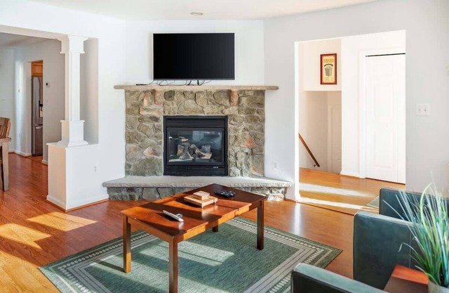 Spacious 3BR House, Hot Tub, Firepit, Ski Access!