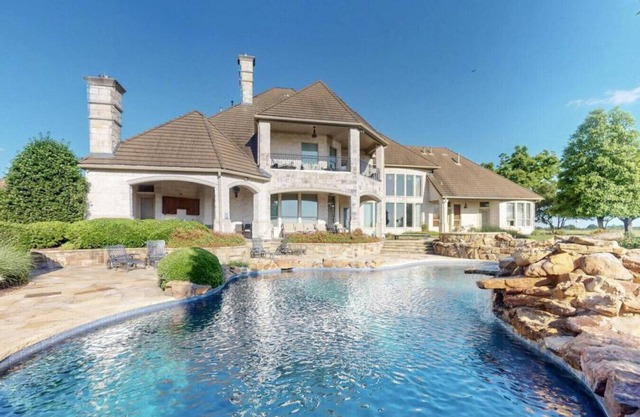 Spacious 4.5-Acre Estate Near Dallas w/Pool, Spa, Theater, Gym & Guest House